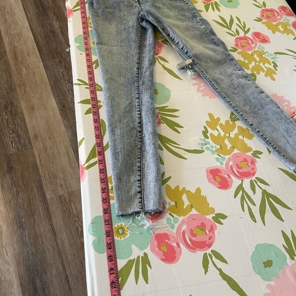 True Religion JENNIE MID RISE CURVY SKINNY
JEAN Raw Hem - Picture 7 of 9